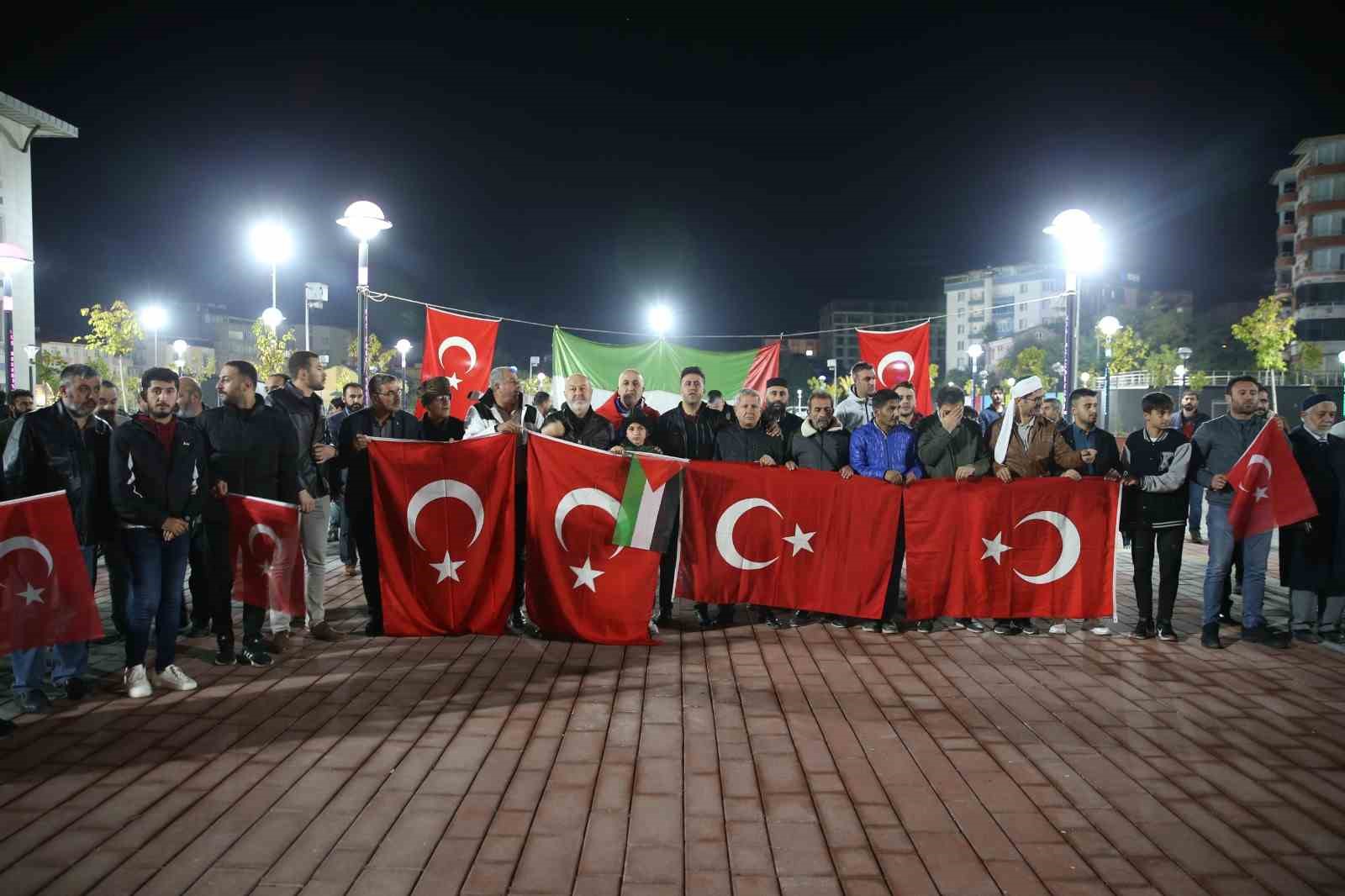 İsrail’in hastane katliamı sonrası Muş’ta vatandaşlar ayağa kalktı