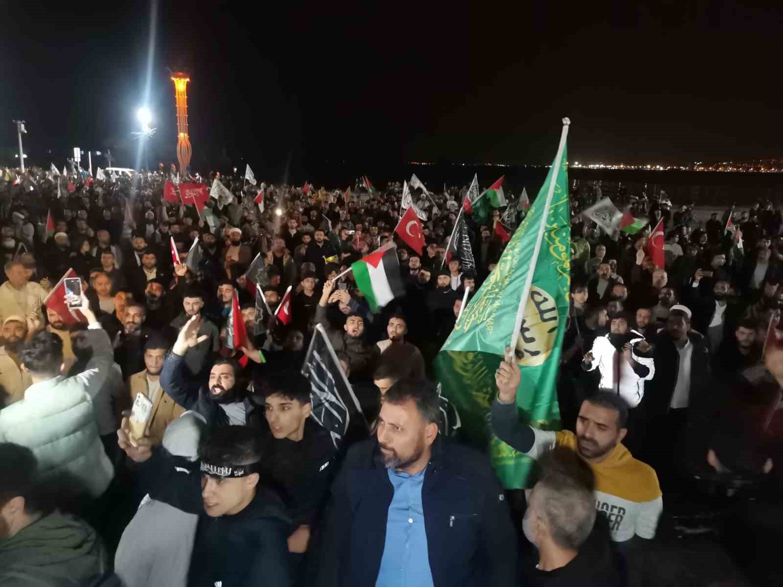 İsrail’in Gazze’deki hastaneye saldırısı İzmir’de protesto edildi