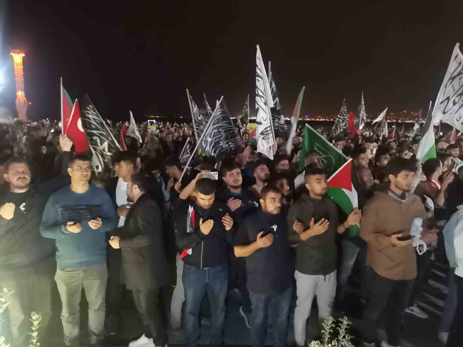 İsrail&rsquo;in Gazze&rsquo;deki hastaneye saldırısı İzmir&rsquo;de protesto edildi
