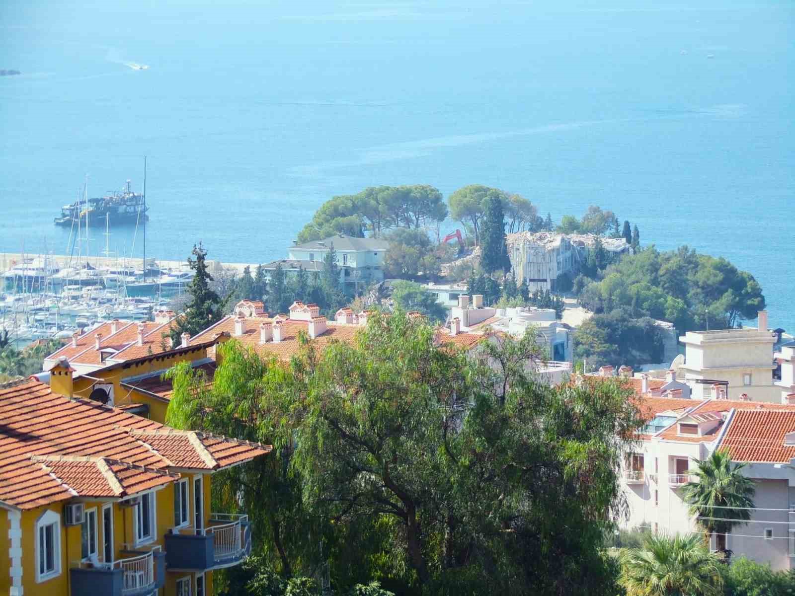 Kuşadası’nın tarihi oteli yıkıldı