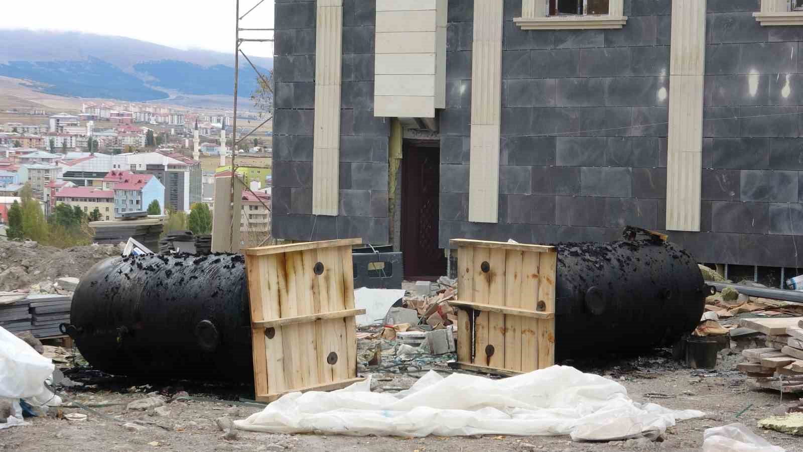 Otel inşaatına ait su tanklarını ateşe vererek yaktılar
