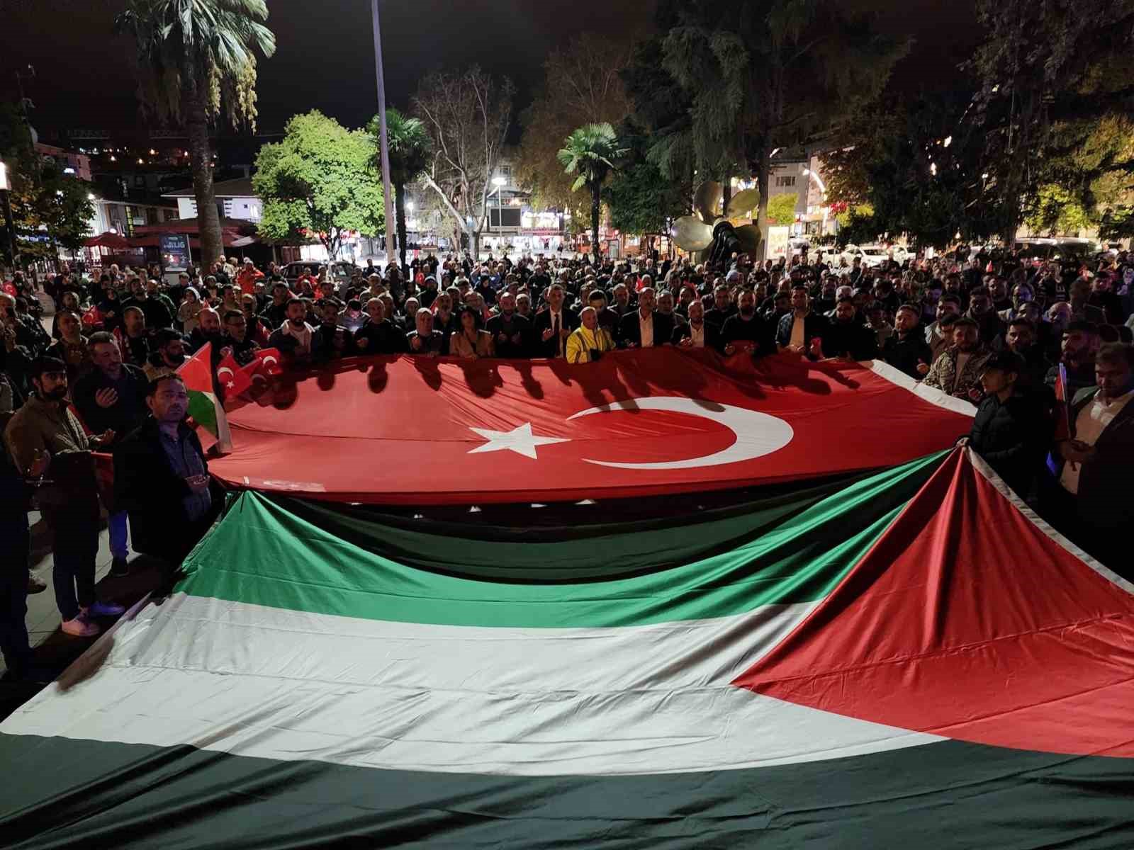 Gölcüklüler insanlık dışı saldırıyı protesto etti