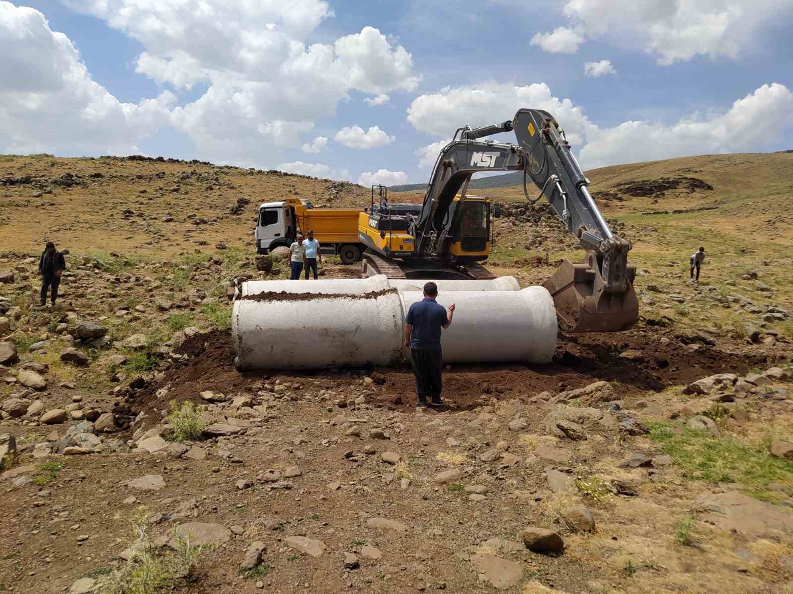 Diyarbakır’da kırsalda yol bakım ve üst yapı çalışmaları devam ediyor