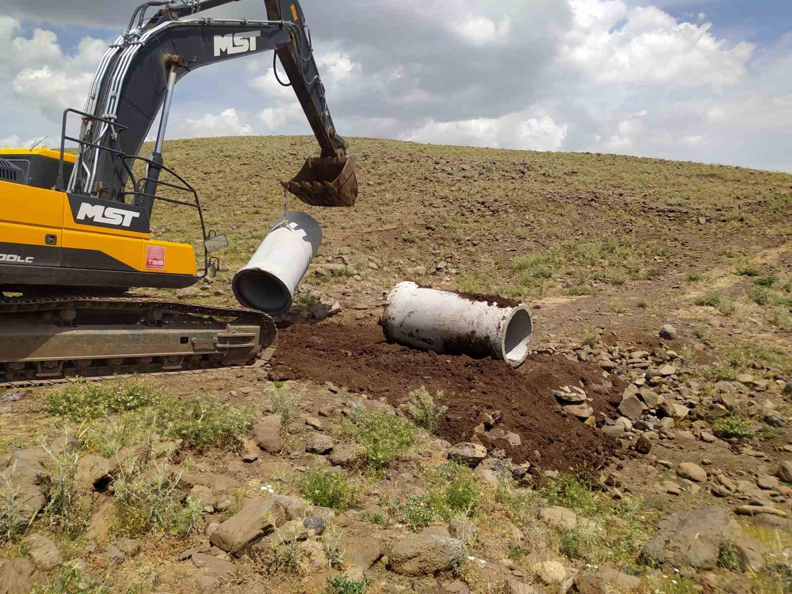 Diyarbakır&rsquo;da kırsalda yol bakım ve &uuml;st yapı &ccedil;alışmaları devam ediyor
