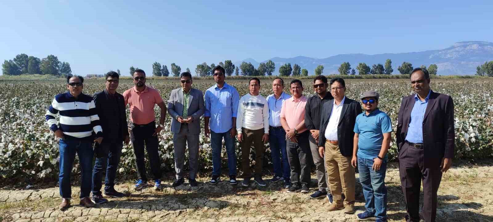 Aydın’ın Bangladeş’li konukları Söke Ovası’nda pamuğu yakından inceledi