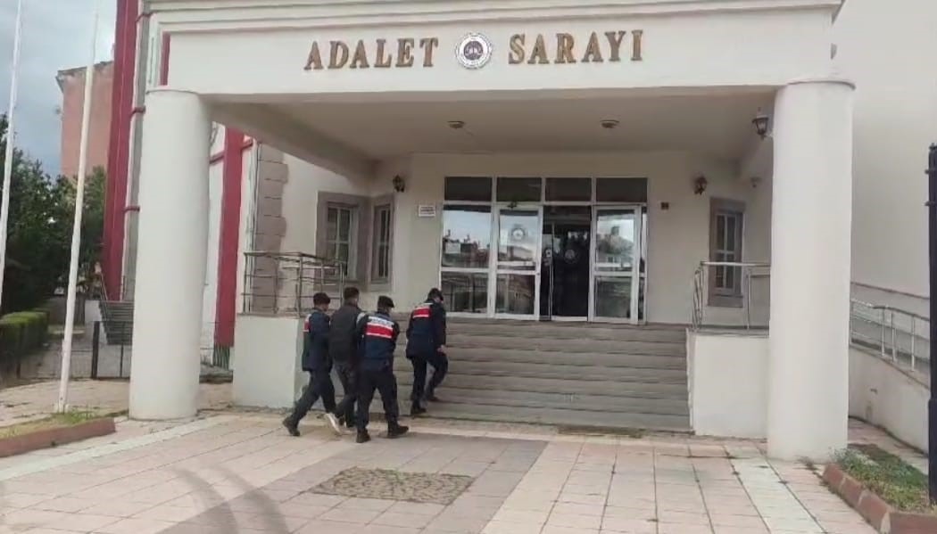 Jandarmadan aranan şahıslara operasyon: 5 gözaltı