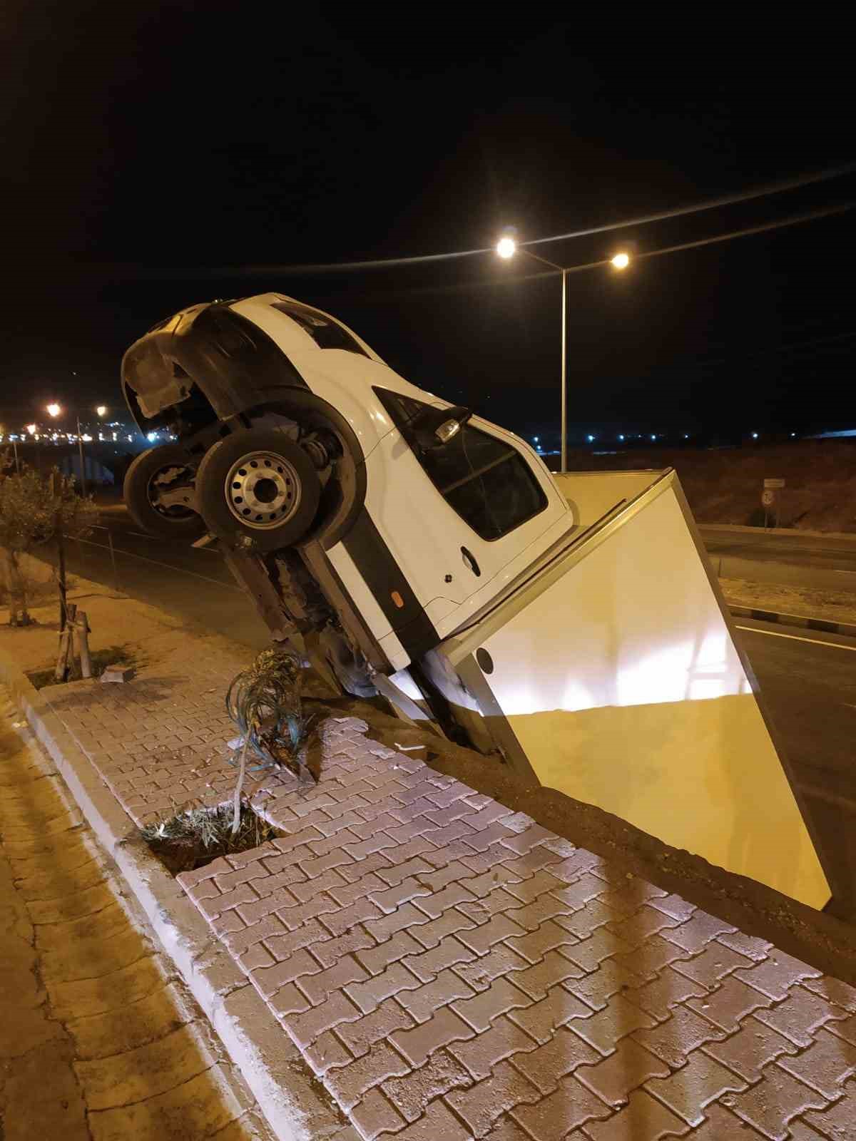 Cizre&rsquo;de el freni &ccedil;ekilmeyen kamyon aşağı d&uuml;şt&uuml;
