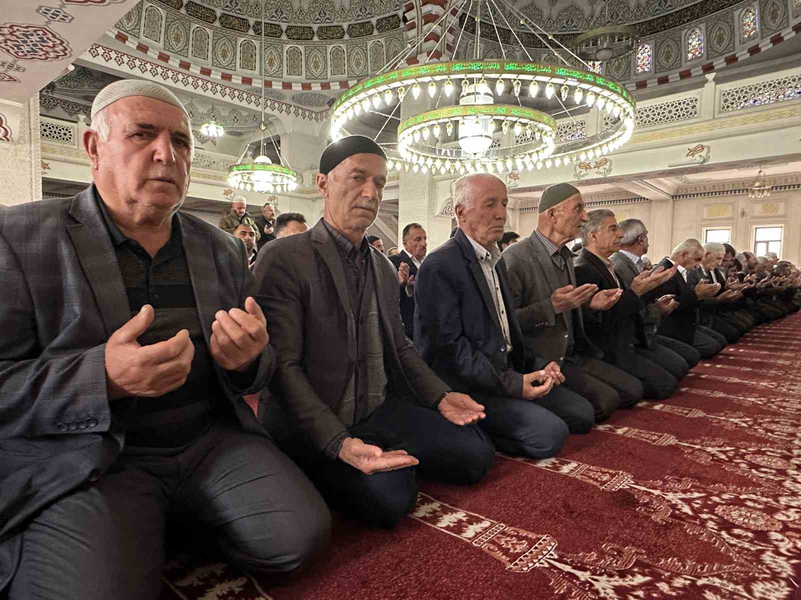 Gazze’de hayatını kaybedenler için gıyabi cenaze namazı kılındı