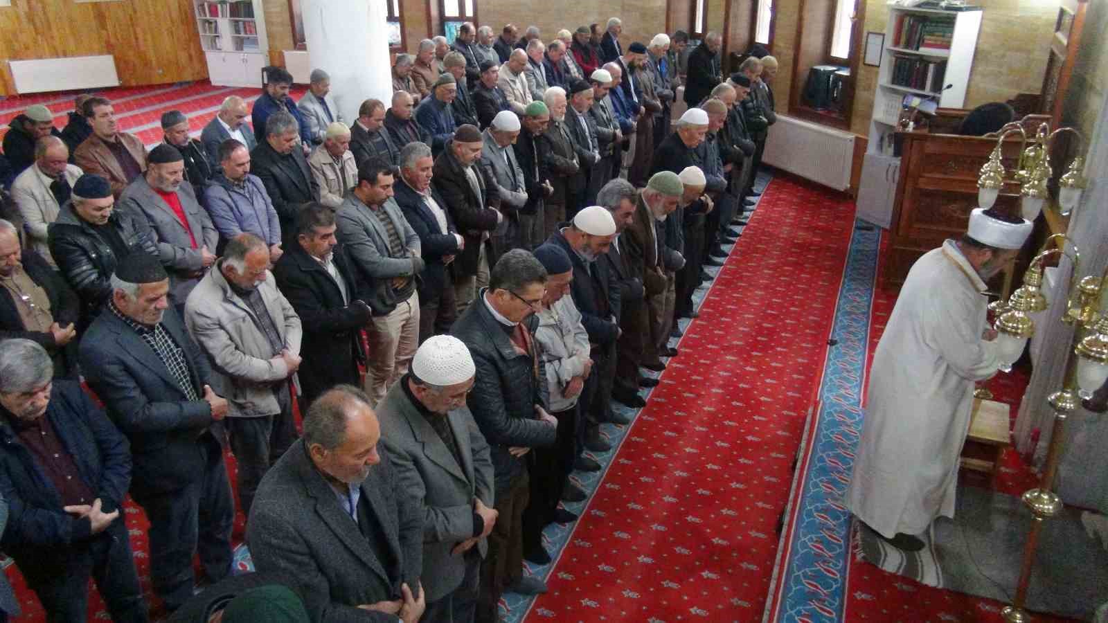 Gazze’de hayatını kaybedenler için gıyabi cenaze namazı kılındı