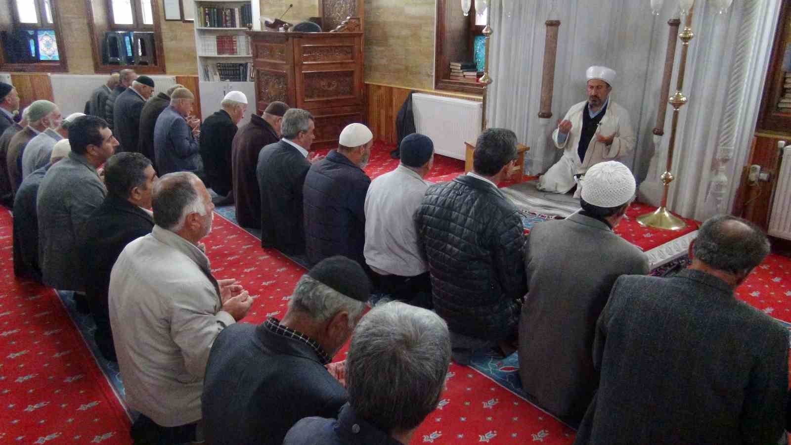 Gazze&rsquo;de hayatını kaybedenler i&ccedil;in gıyabi cenaze namazı kılındı
