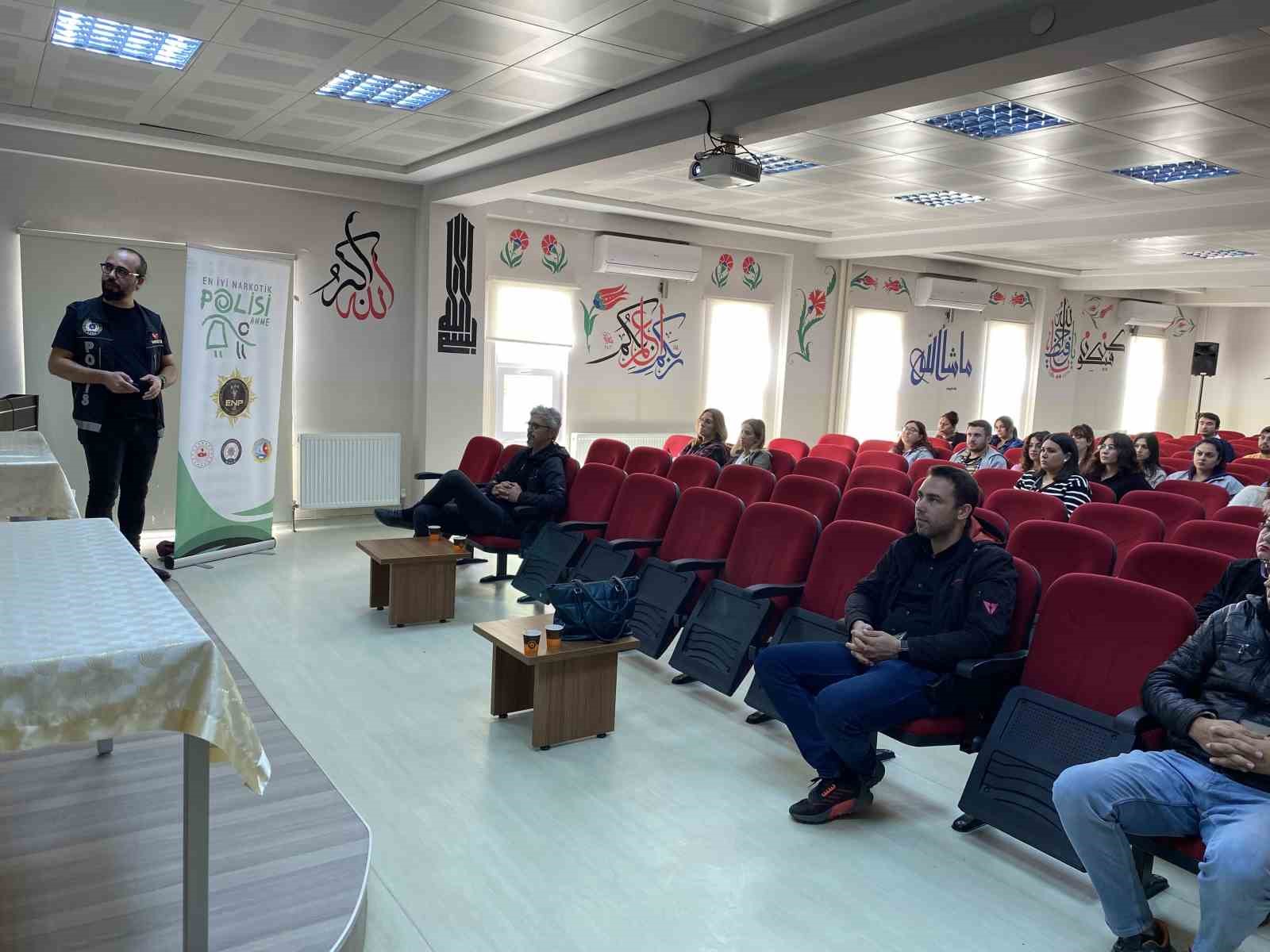 Polis ekiplerince "En İyi Narkotik Polisi Anne" sunumu