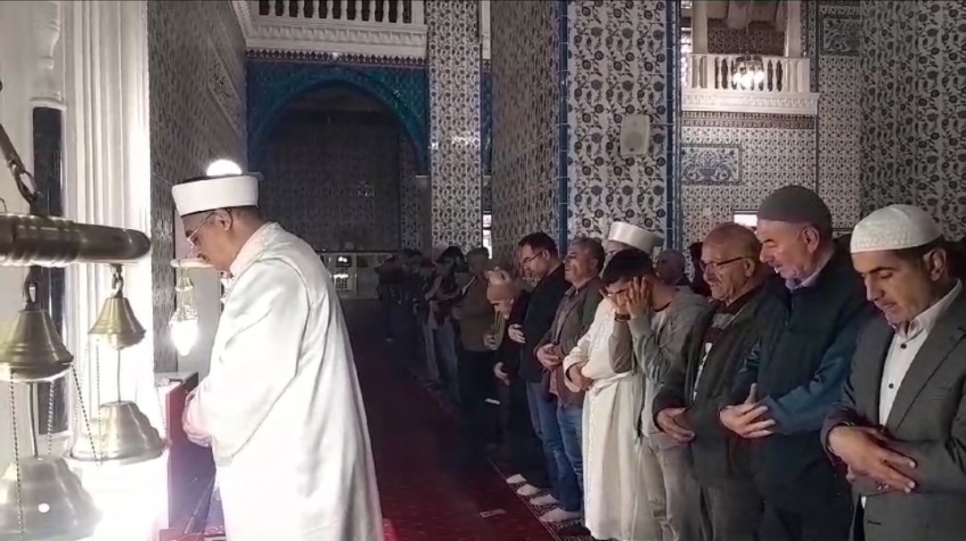 Gazze’deki hastane saldırısında hayatını kaybedenler için gıyabi cenaze namazı kılındı