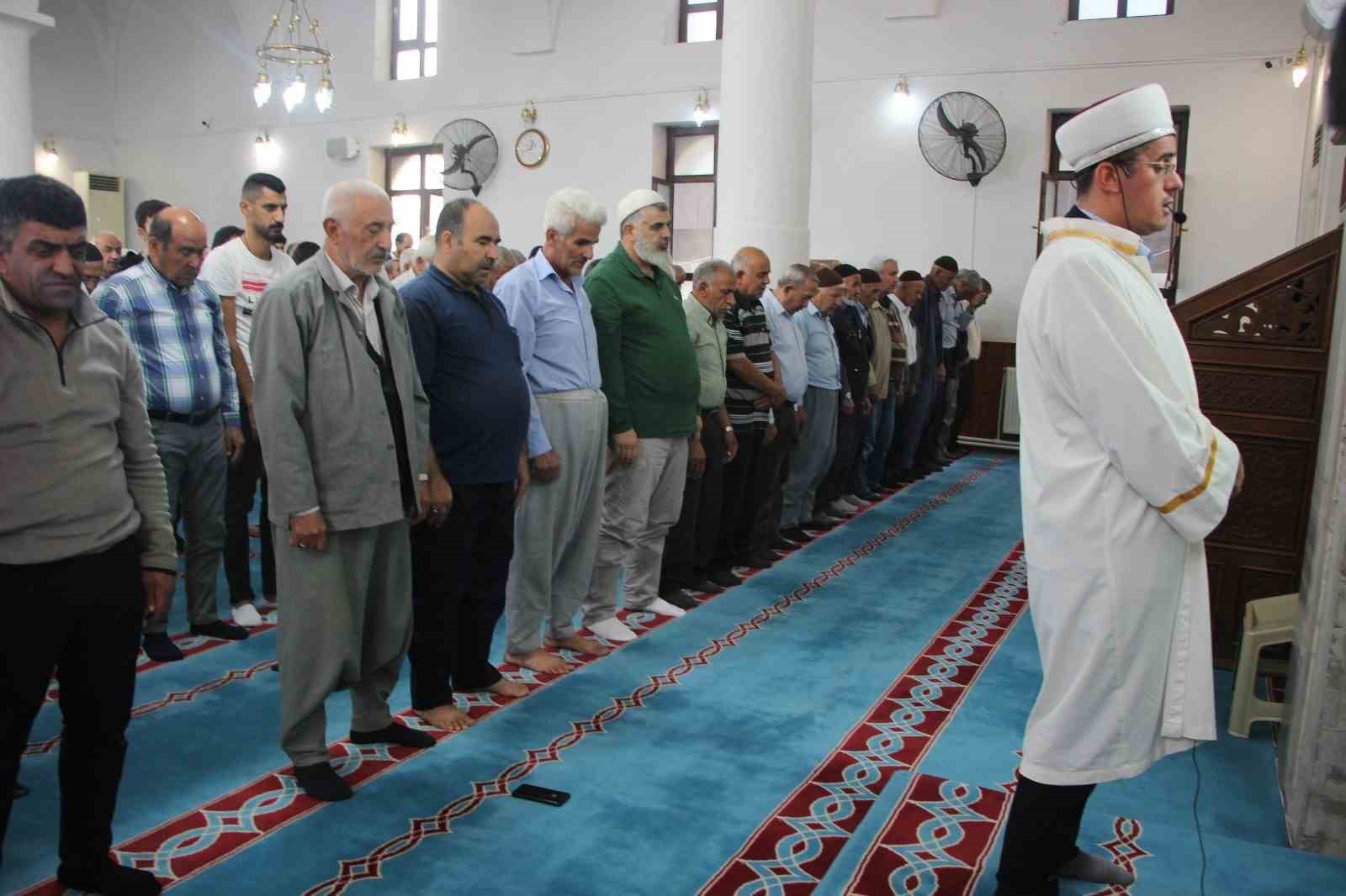 Filistin’de hayatını kaybedenler için gıyabi cenaze namazı kılındı