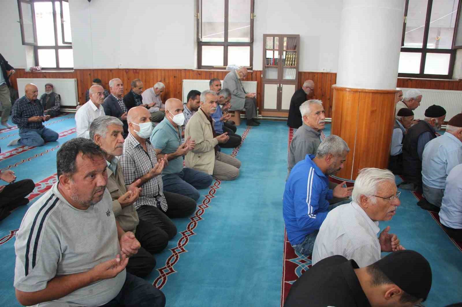 Filistinde hayatn kaybedenler iin gyabi cenaze namaz klnd
