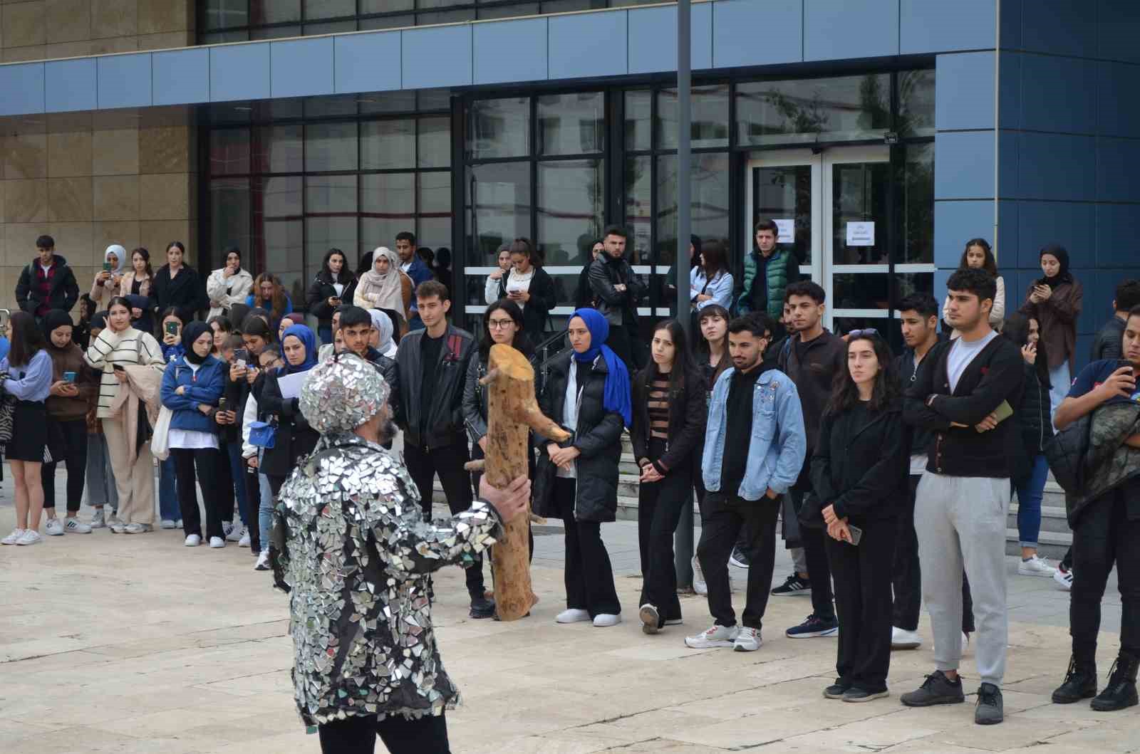 ’Filistin’deki bebeklerin çığlığı’nı odunla anlattı