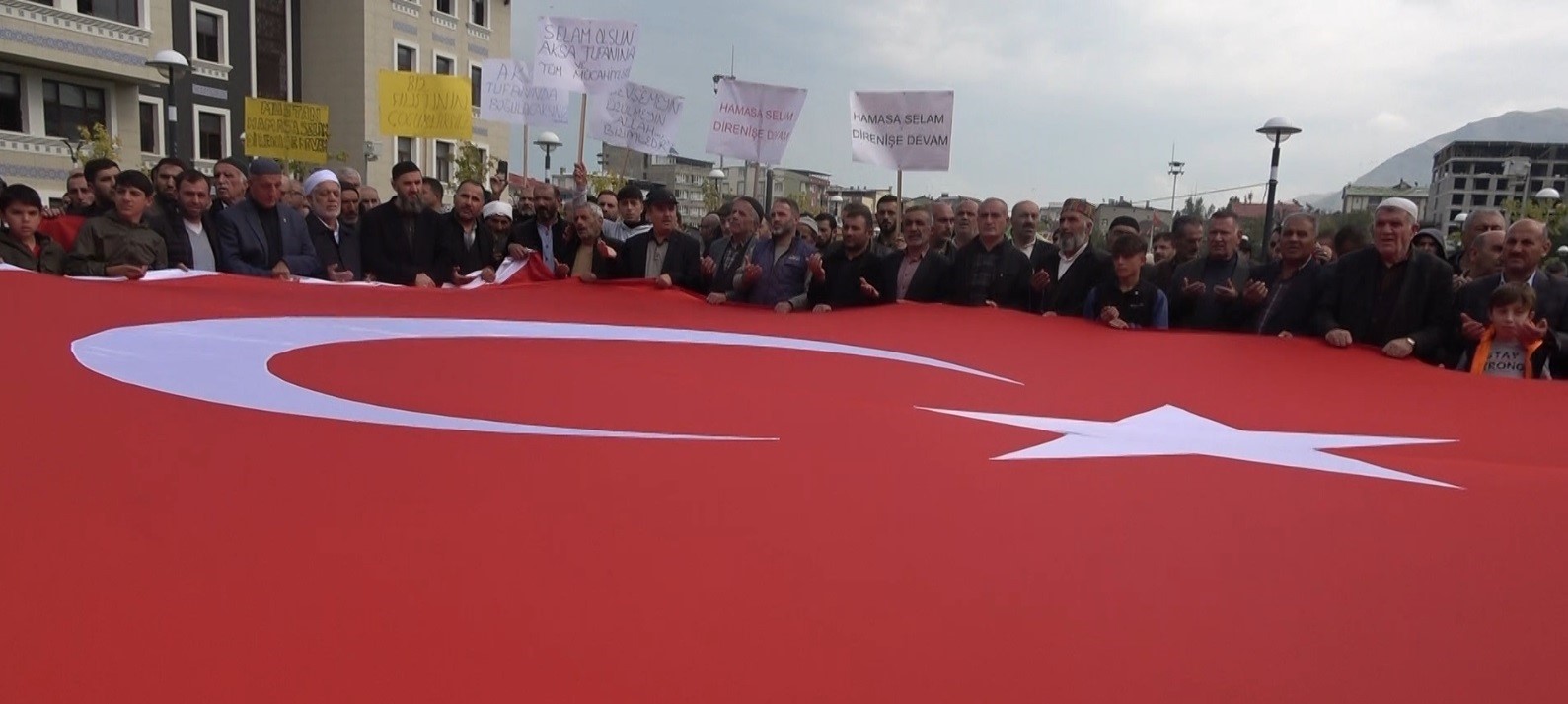 Gazze’de hayatını kaybedenler için gıyabi cenaze namazı kılındı
