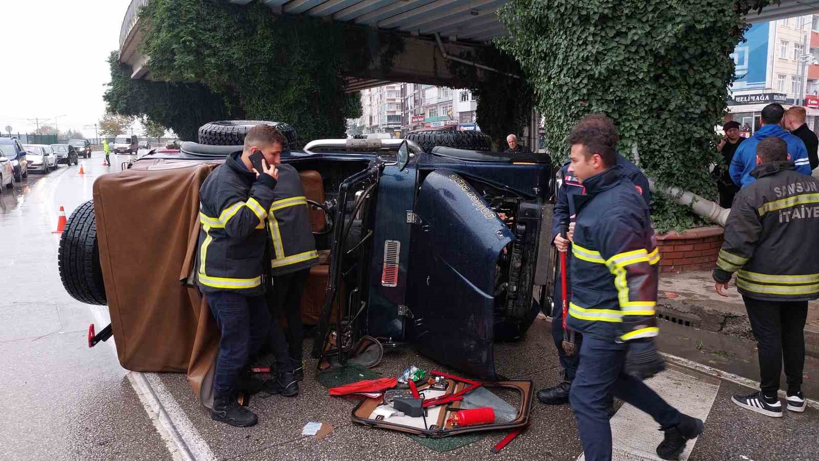 Viyadük ayağına çarpan cip devrildi