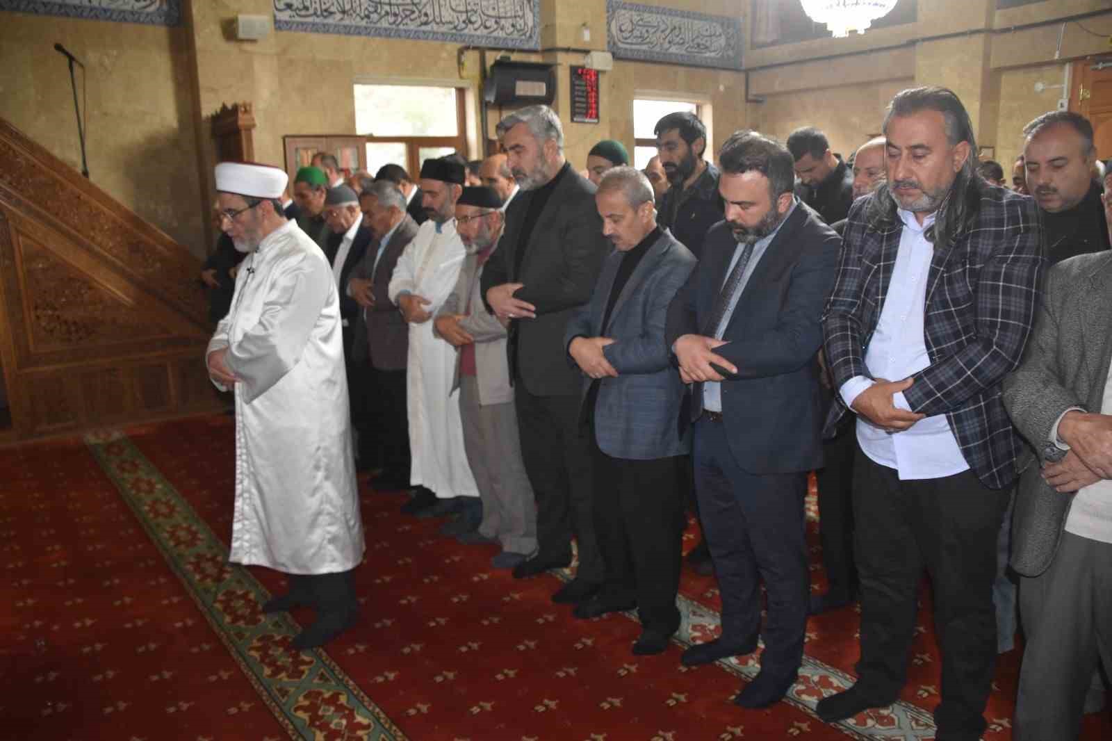 Gazze’de hayatını kaybedenler için gıyabi cenaze namazı kılındı