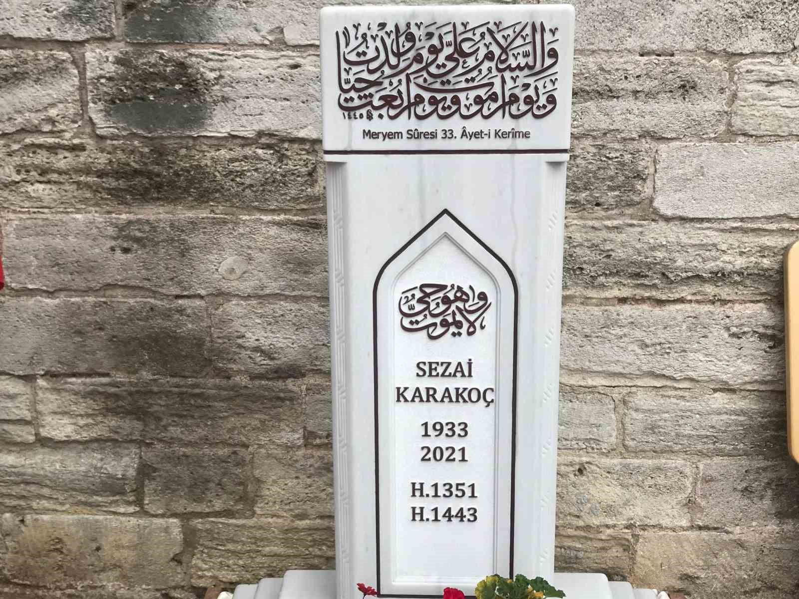 Sezai Karako&ccedil;&rsquo;un kabrine mezar taşı yerleştirildi
