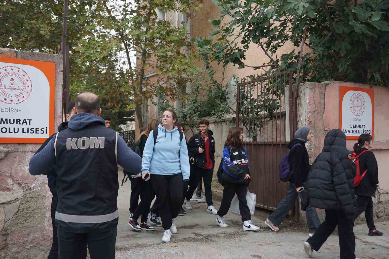 Polis ekipleri okul &ccedil;evrelerindeki denetimlerini arttırdı
