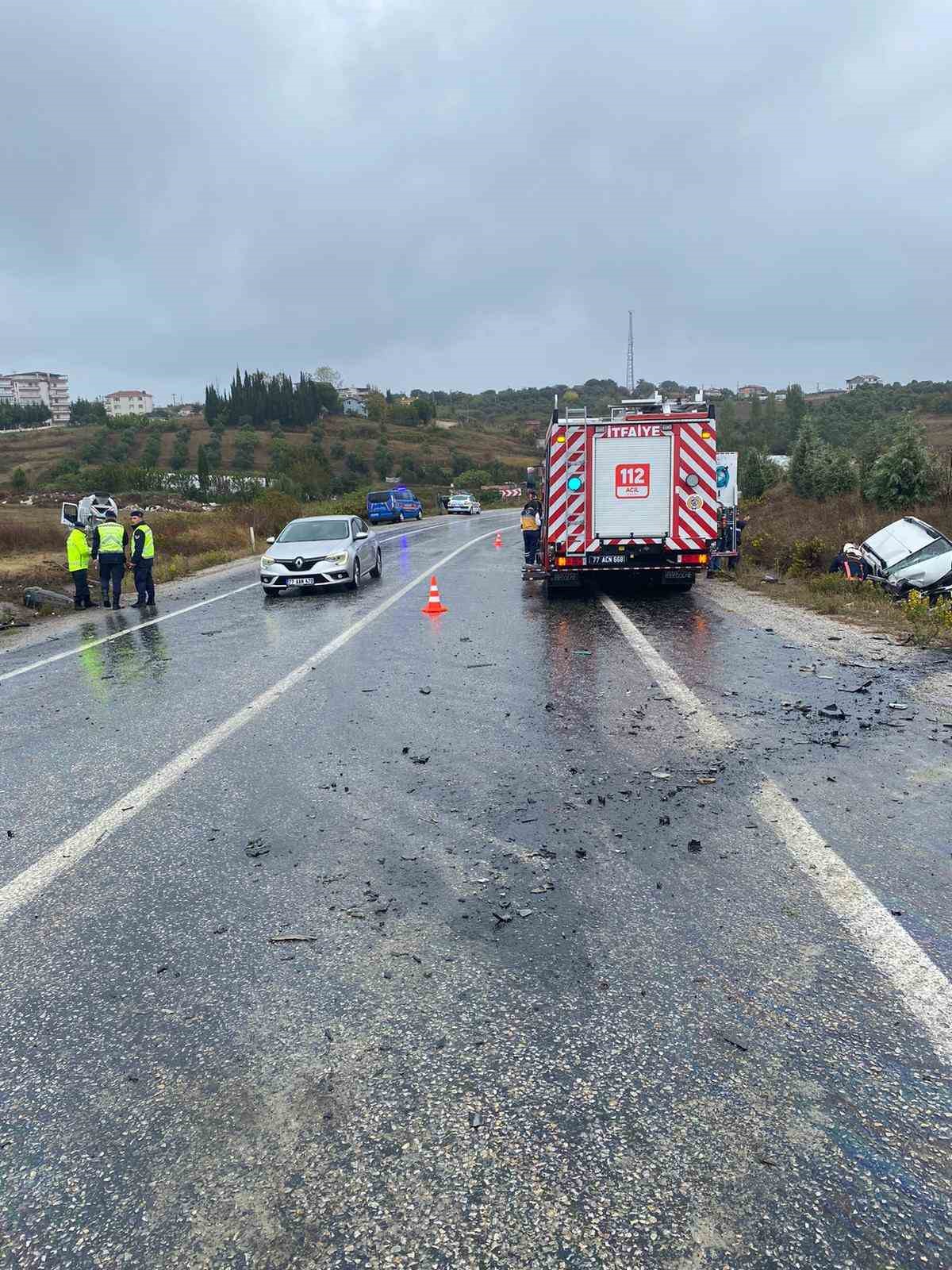 Yalova&rsquo;da beton mikseri otomobille &ccedil;arpıştı: 2 yaralı
