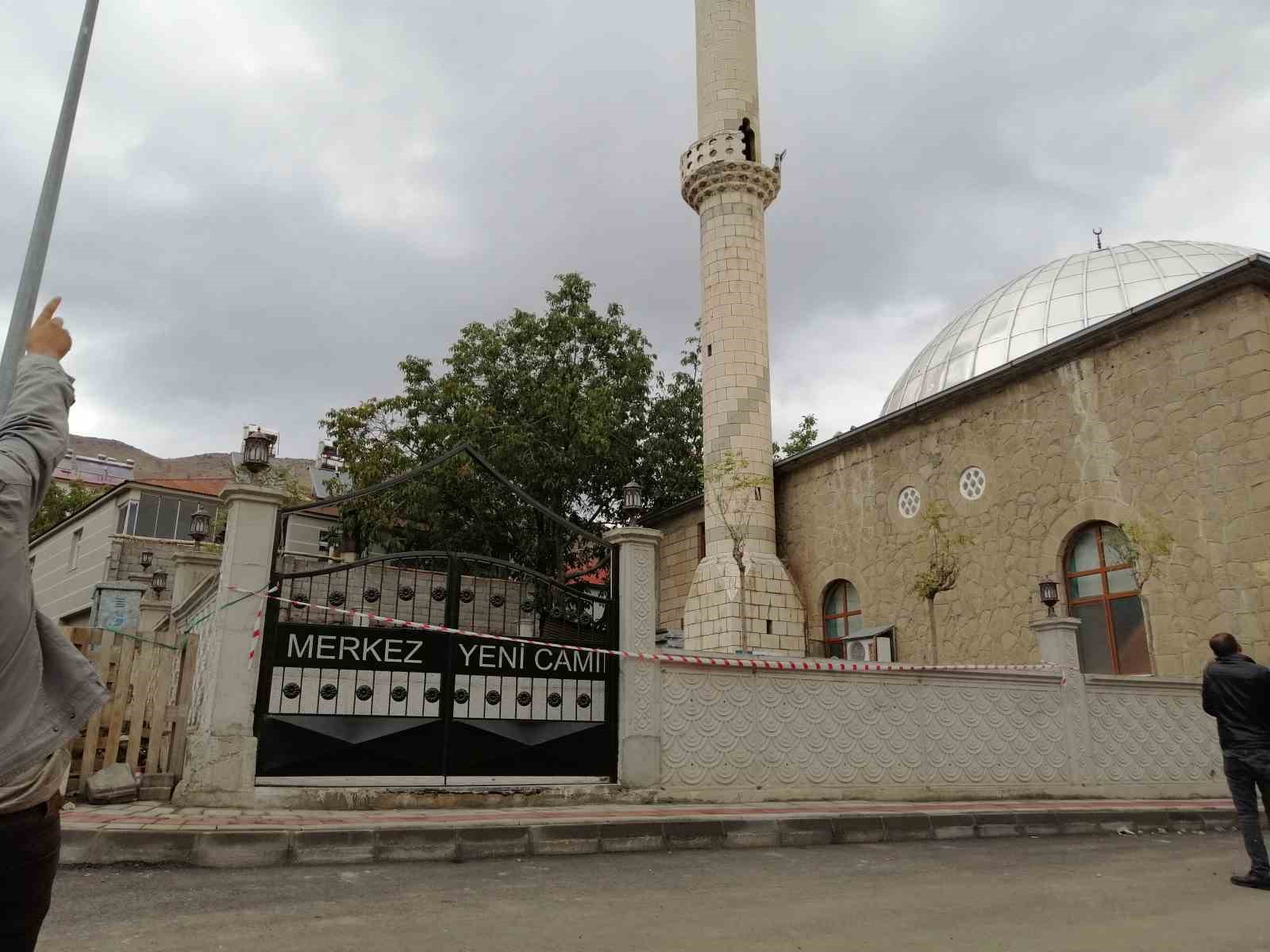 Yıldırımın d&uuml;şt&uuml;ğ&uuml; minarede hasar meydana geldi
