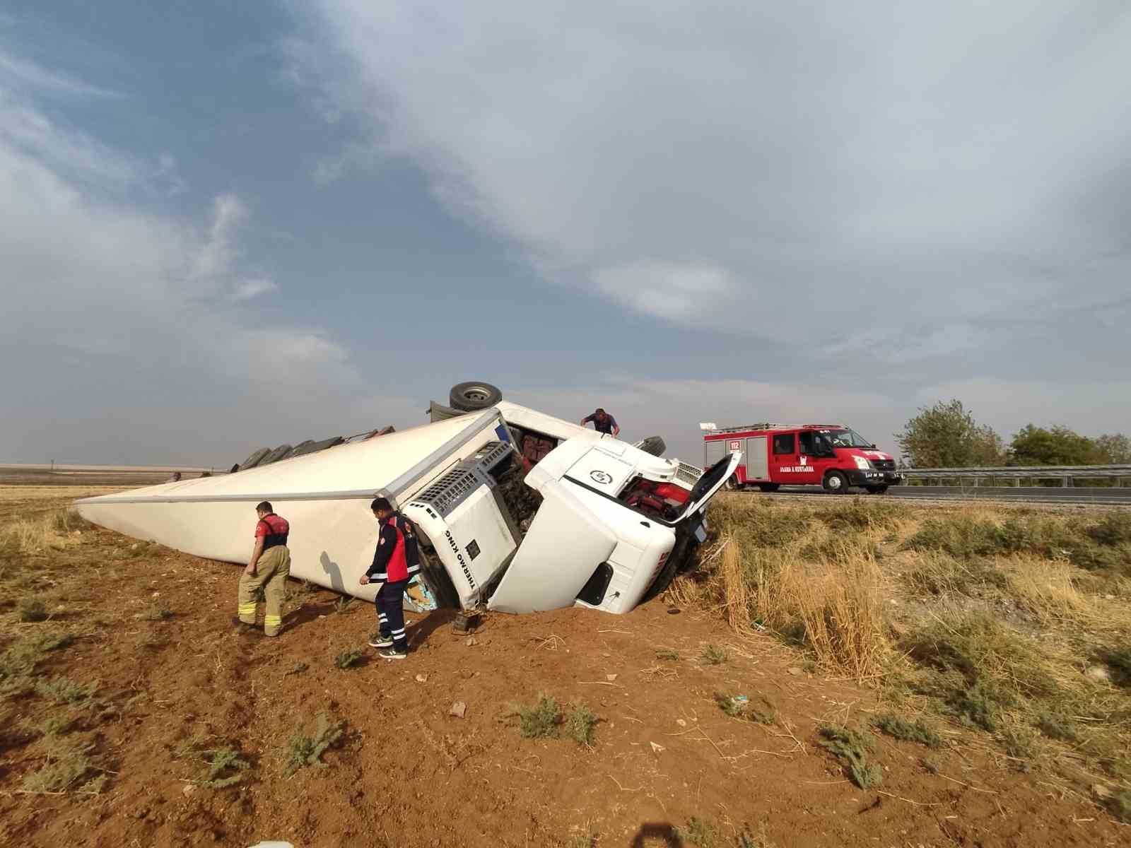 Mardin&rsquo;de zeytinyağı y&uuml;kl&uuml; tır devrildi: 1 yaralı

