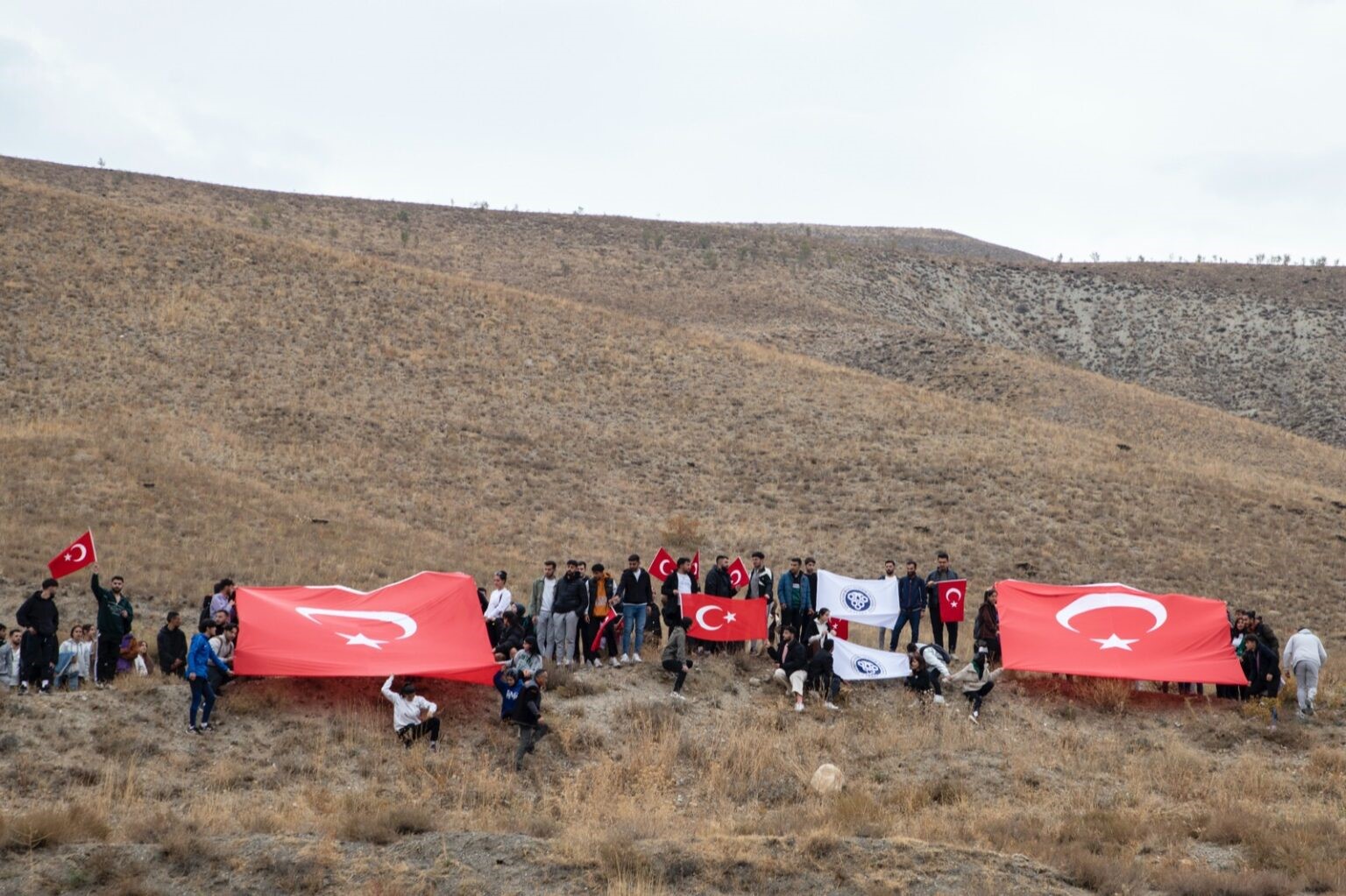 EBY&Uuml;&rsquo;de trekking ve bayrak a&ccedil;ma etkinliği d&uuml;zenlendi

