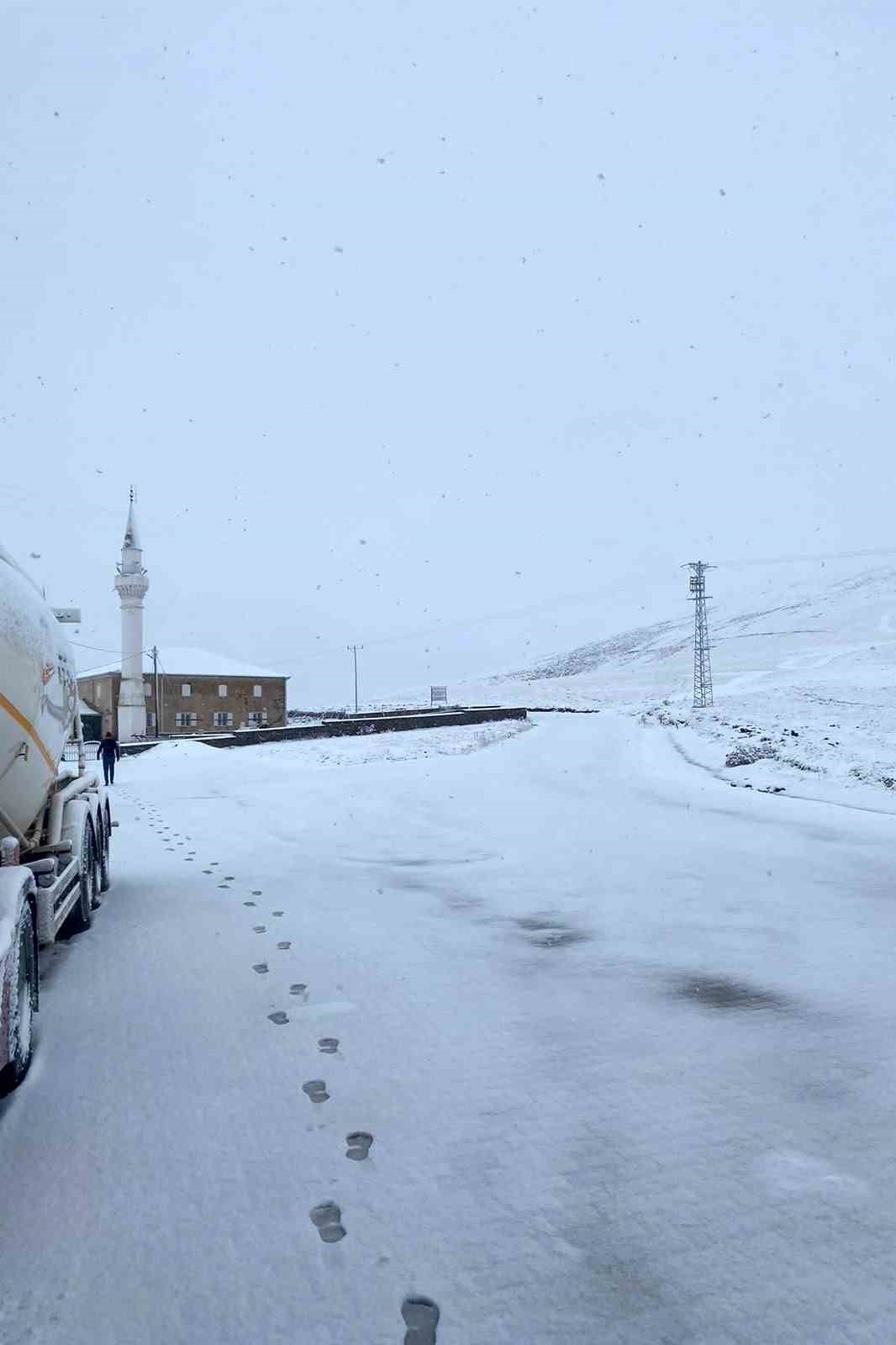 G&uuml;m&uuml;şhane&rsquo;nin y&uuml;ksekleri beyaza b&uuml;r&uuml;nd&uuml;
