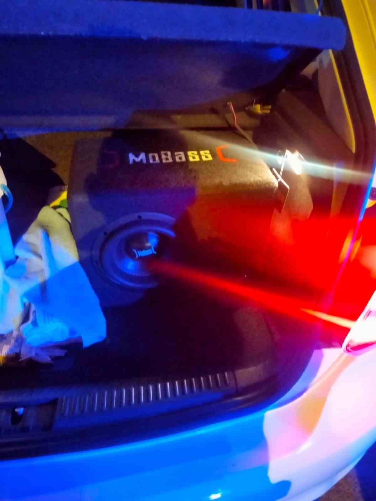 Balıkesir&rsquo;de y&uuml;ksek sesli m&uuml;zik dinleyen ara&ccedil;lara ceza yağdı
