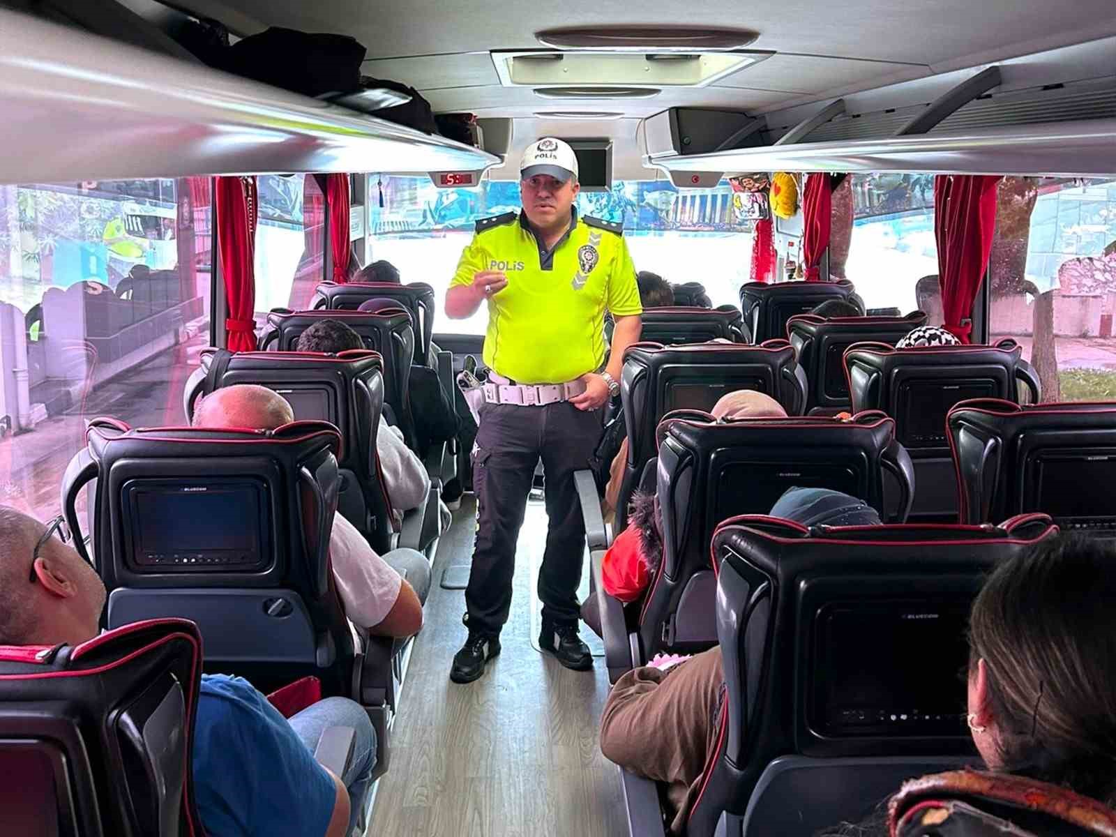 Trafik polislerinden öğrencilere ve otobüs yolcularına bilgilendirme