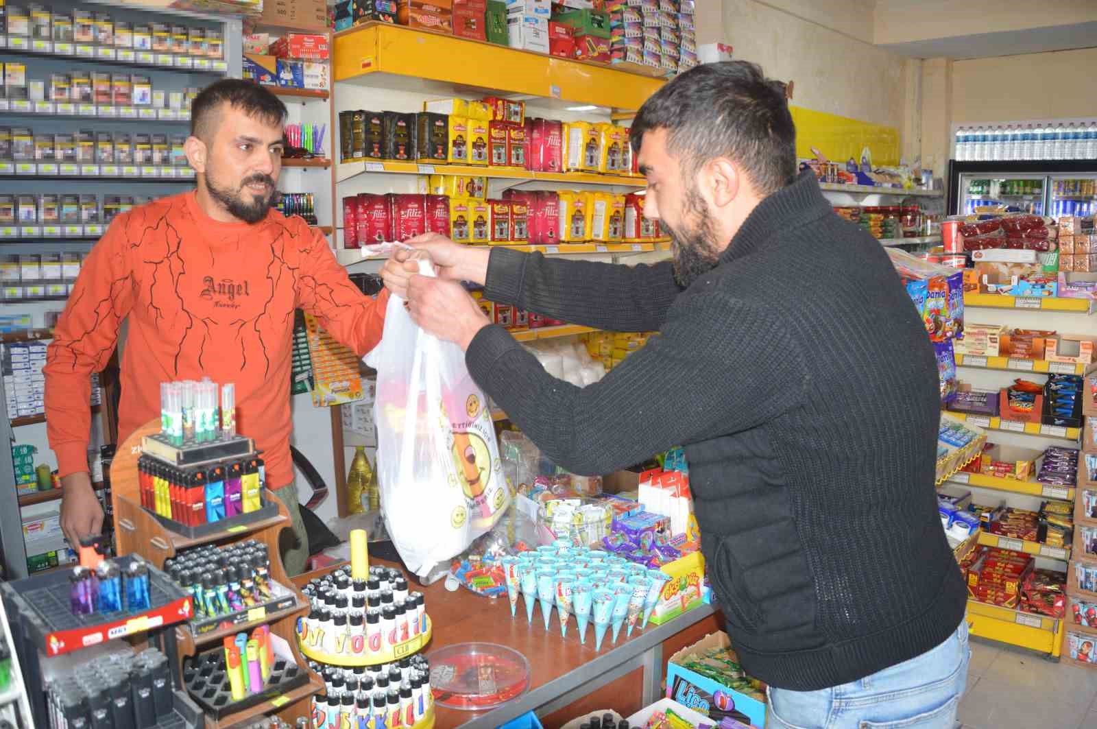 "K&ouml;t&uuml; Bakkal" vatandaşların ilgi odağı oldu
