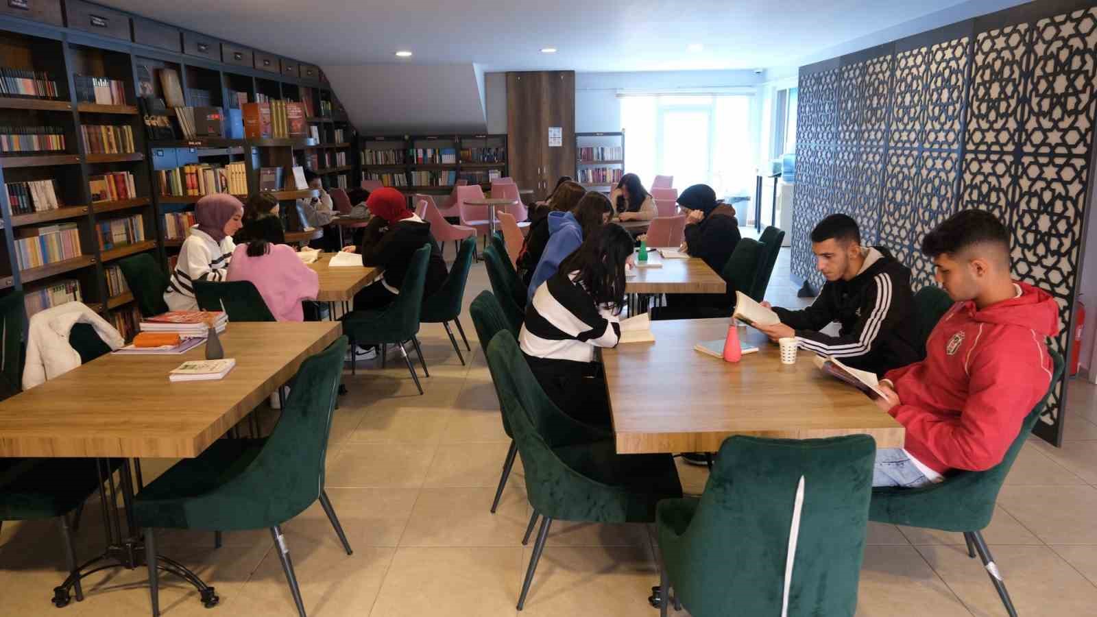 Kılavuz Gen&ccedil;lik Akademi Liselerde 5 bin 200 &ouml;ğrenci ders başı yaptı
