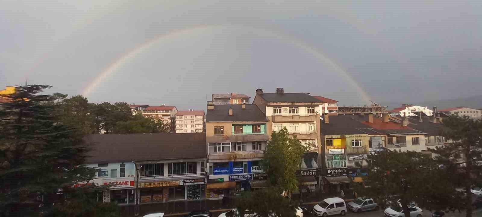 Tatvan&rsquo;da g&ouml;kkuşağı g&uuml;zelliği
