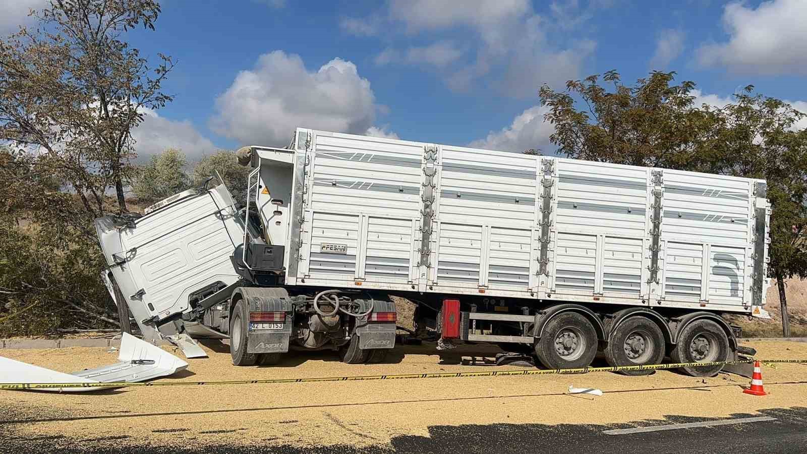 Tır &ouml;n&uuml;nde seyreden kamyonete &ccedil;arptı: 4 yaralı
