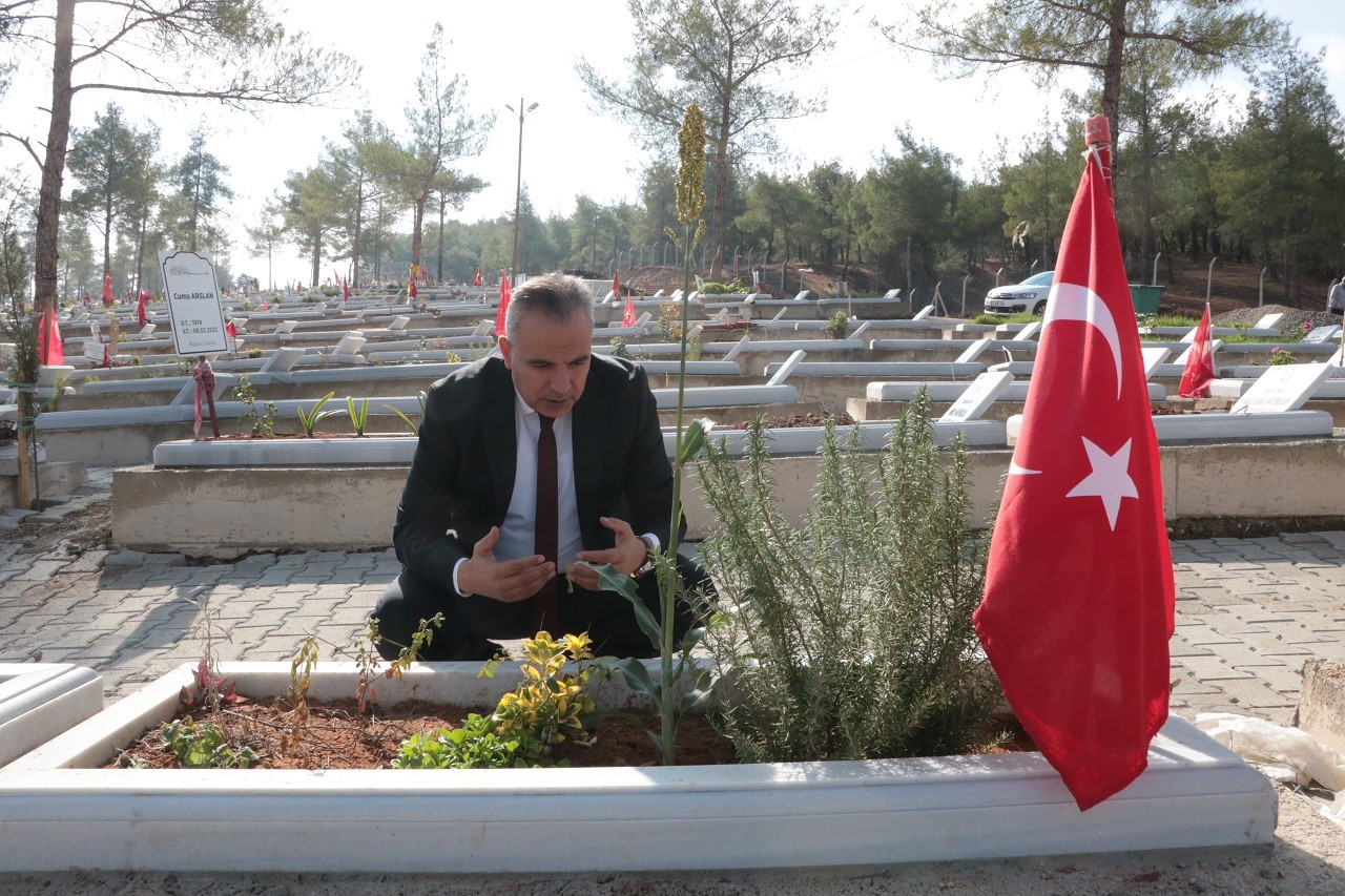 Muhtarlar zel gnlerine deprem ehitlerini anarak girdi
