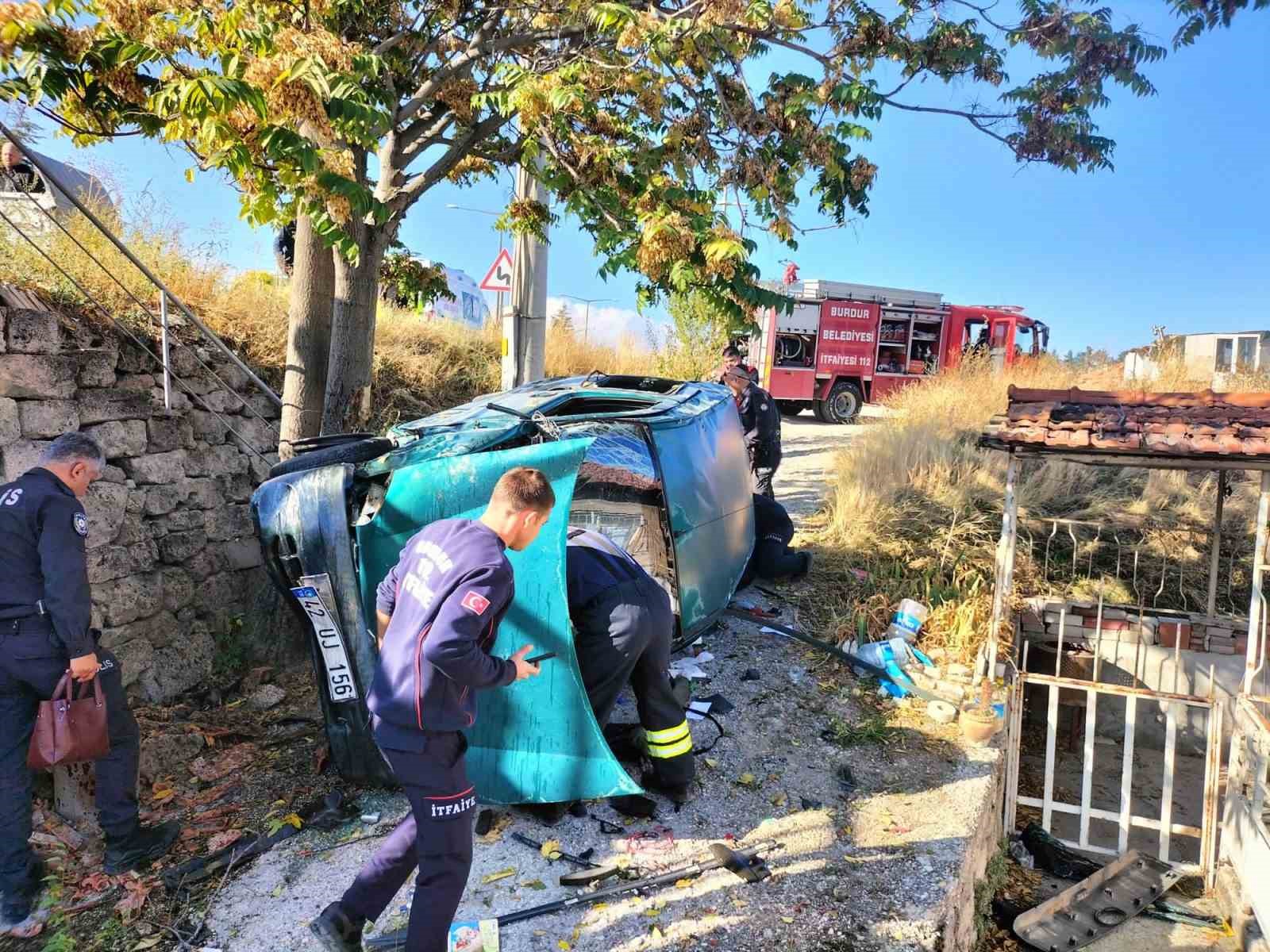 Burdur’da kontrolden çıkan otomobil evin bahçesine uçtu: 1 yaralı
