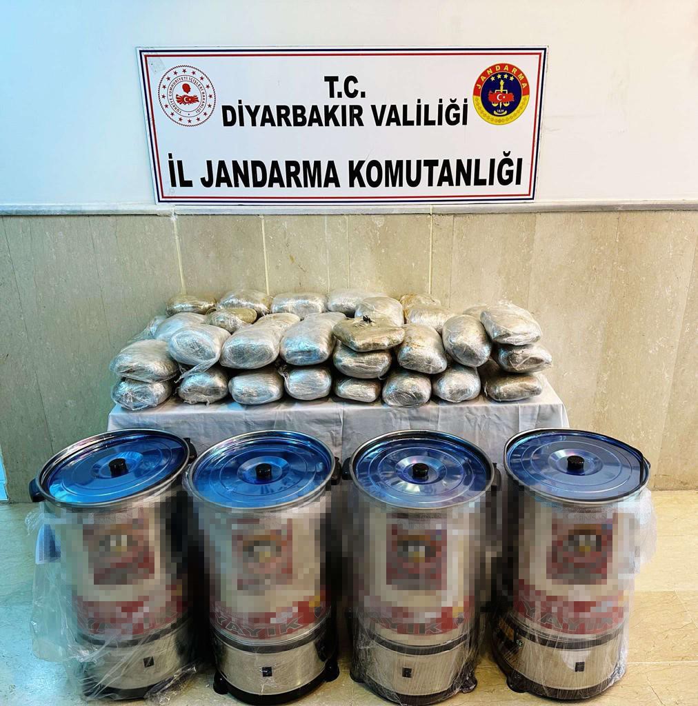 Diyarbakır&rsquo;da uyuşturucu sevkiyatı jandarmaya takıldı
