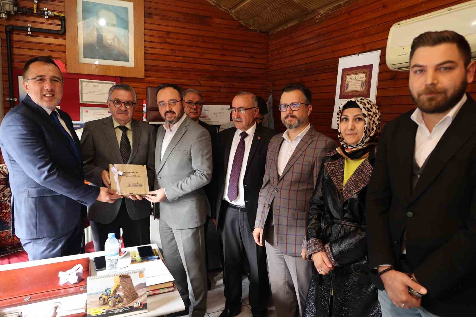 Başkan Savran, muhtarların g&uuml;n&uuml;n&uuml; kutladı
