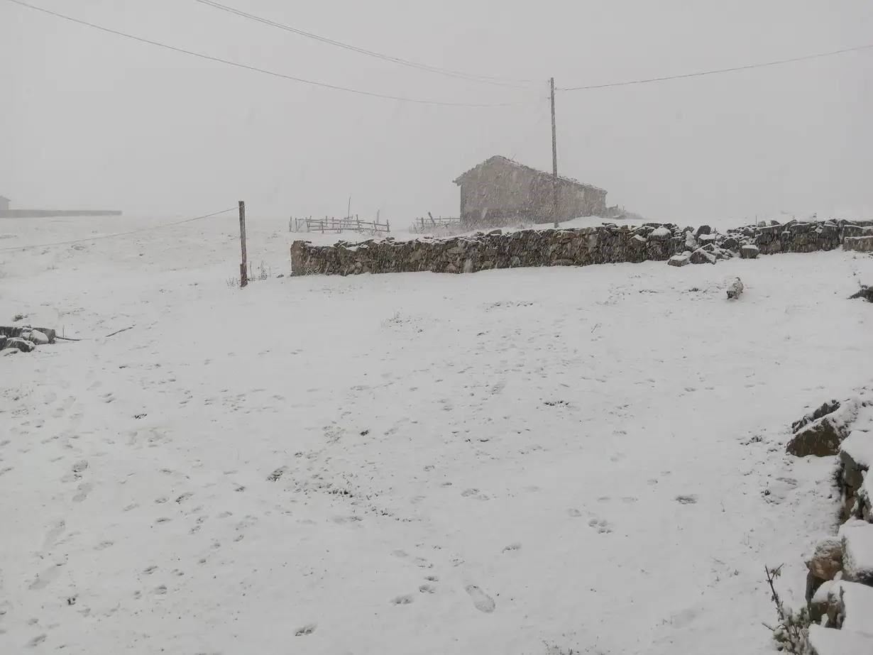 Bayburt’un yüksek kesimlerine kar yağdı