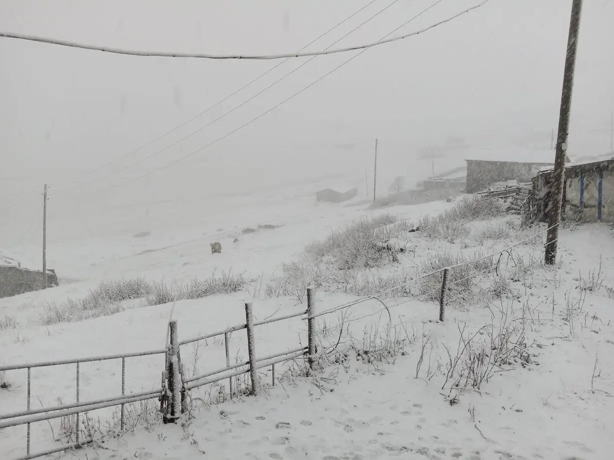 Bayburt’un yüksek kesimlerine kar yağdı
