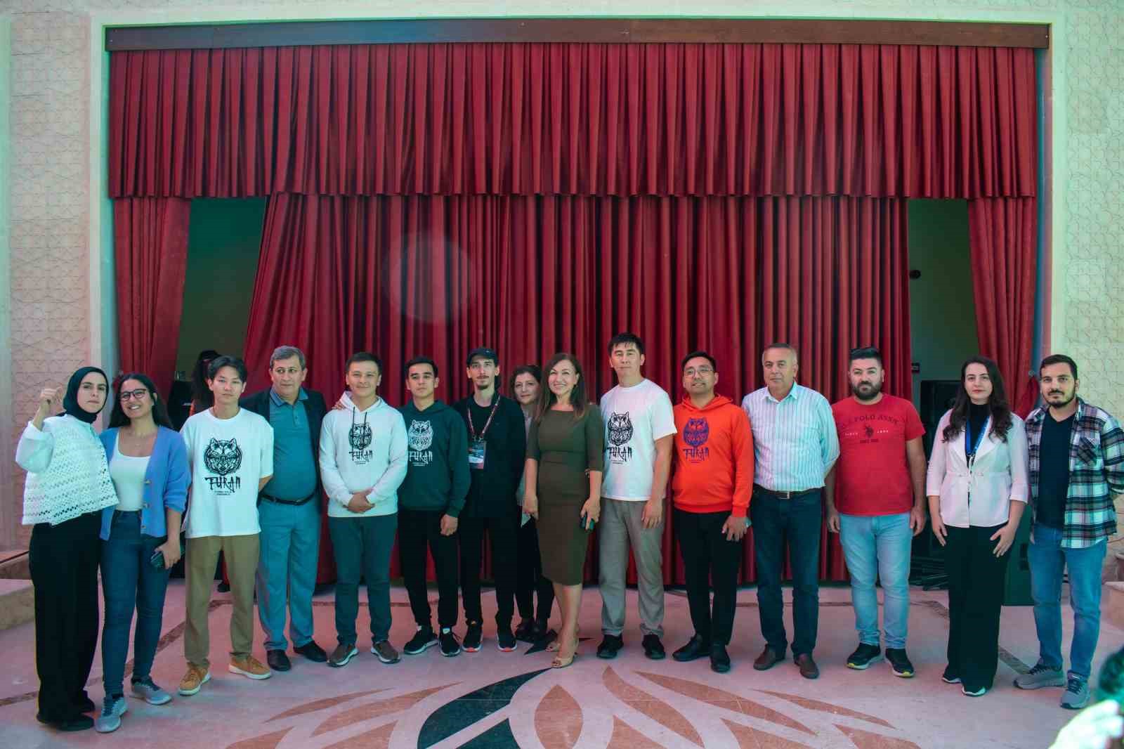 T&uuml;rk d&uuml;nyasının sesi Turan Ethno-Folk M&uuml;zik Grubu sevenleriyle T&Uuml;DAM&rsquo;da buluştu
