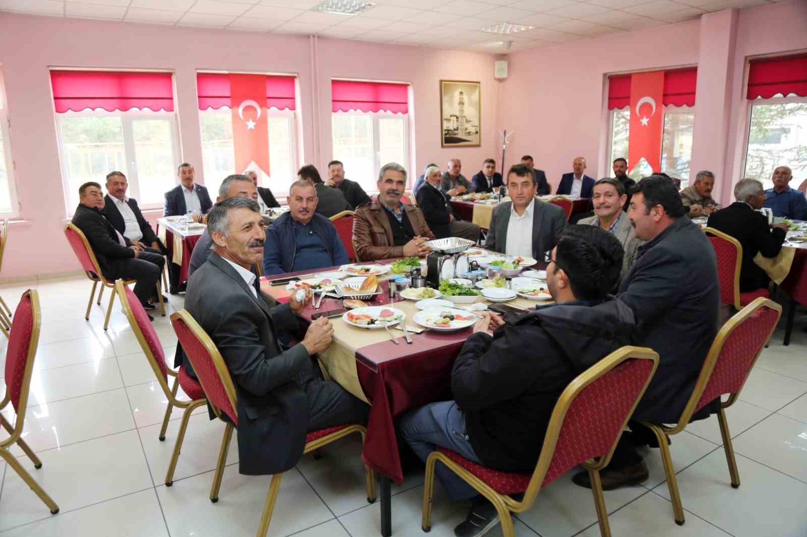 Vali &Ouml;zkan, muhtarların g&uuml;n&uuml;n&uuml; kutladı
