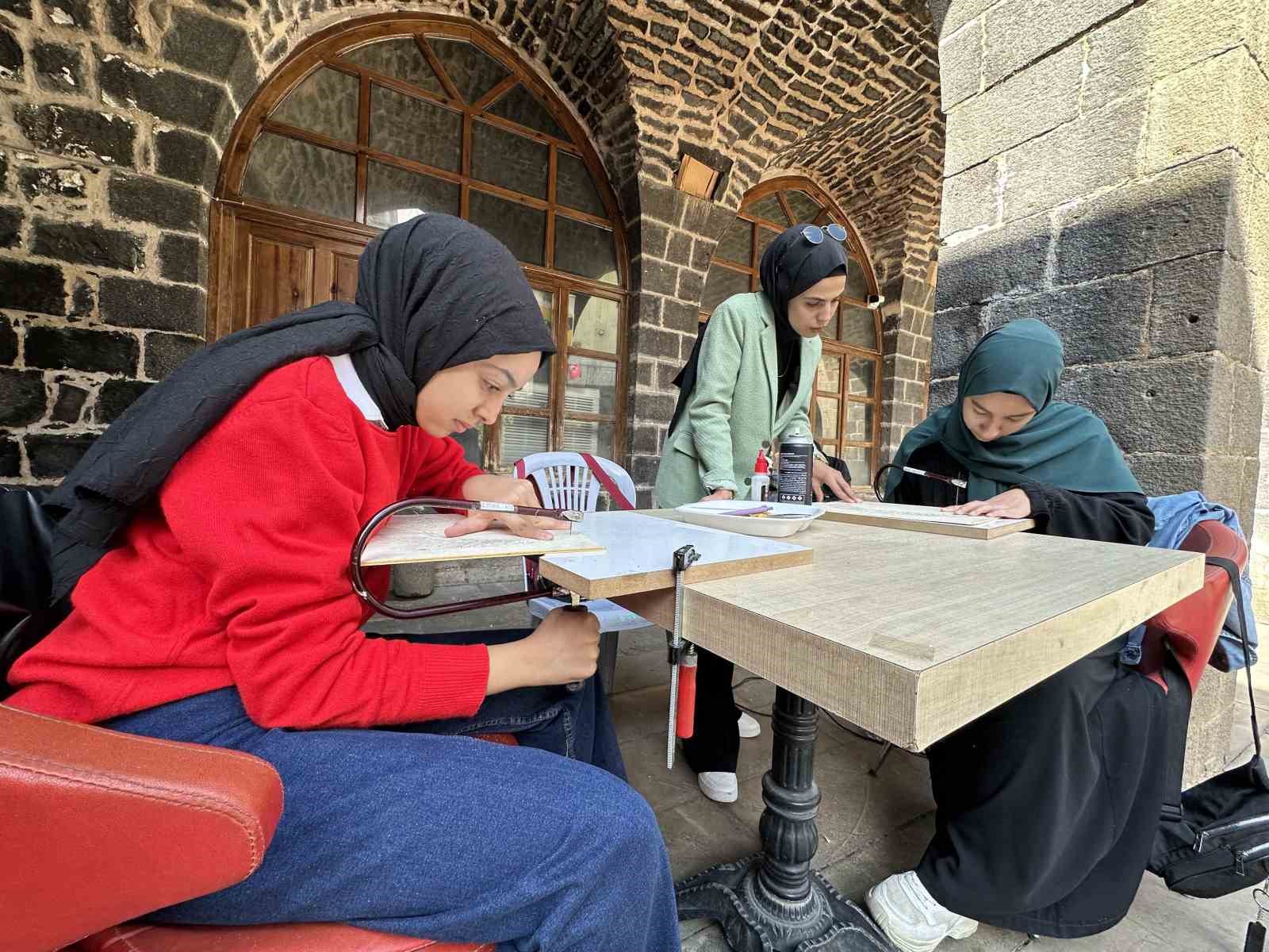 Cumhuriyet’in 100. yılında yüz öğrenci ve yüz resim çalışması