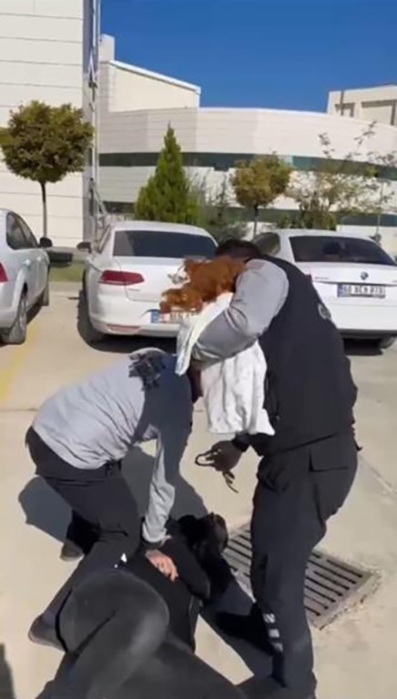 Tatbikatta kendini role kaptırdı, g&uuml;venlik g&ouml;revlisini ara&ccedil;la s&uuml;r&uuml;kledi
