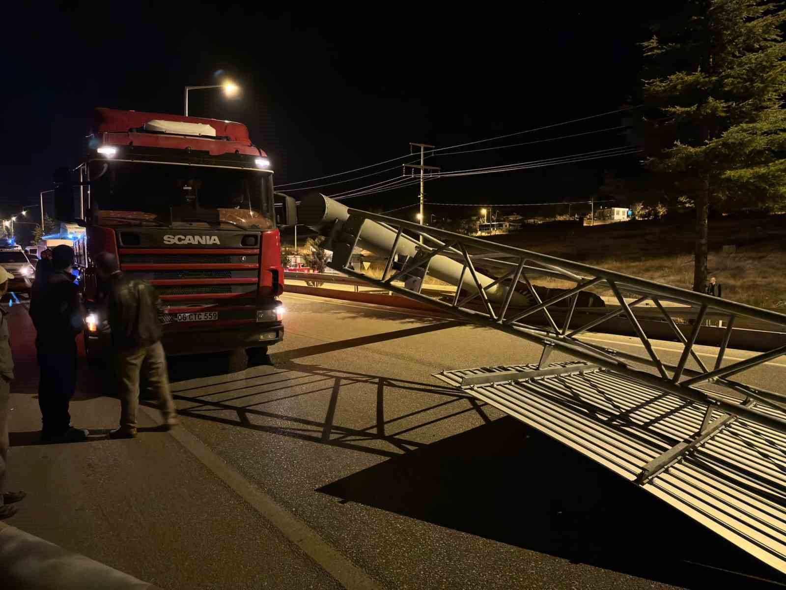 Burdur’da dorsesi açık unutulan kamyon trafik levhasını devirdi, yol trafiğe kapandı