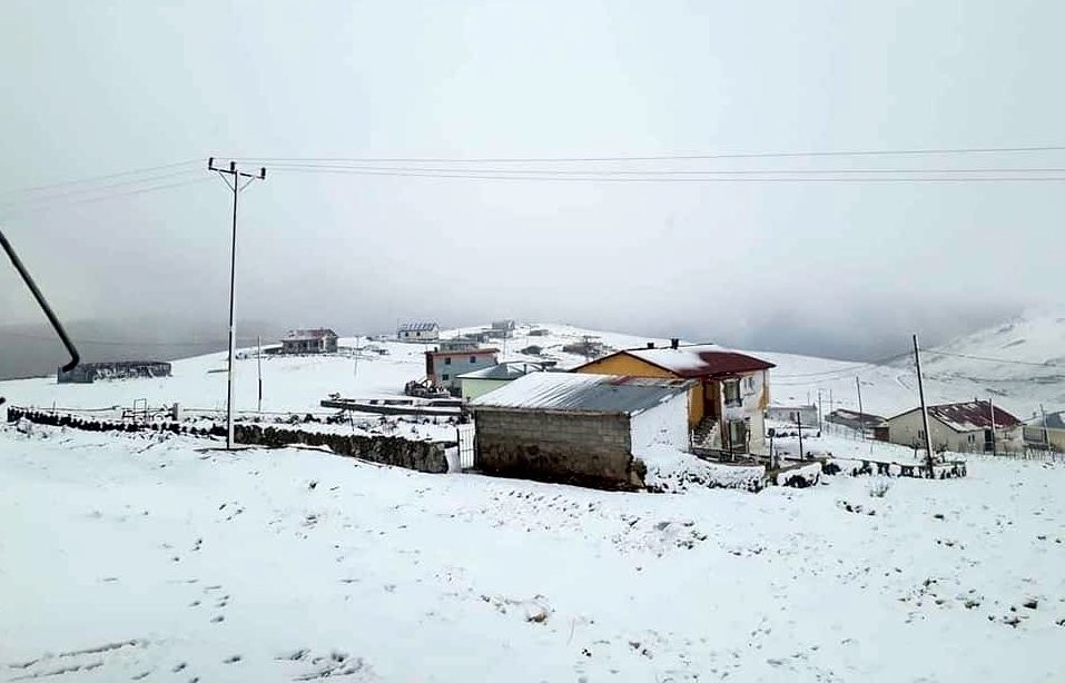 Bayburt’un yüksek kesimlerinde kar yağışı etkili oldu