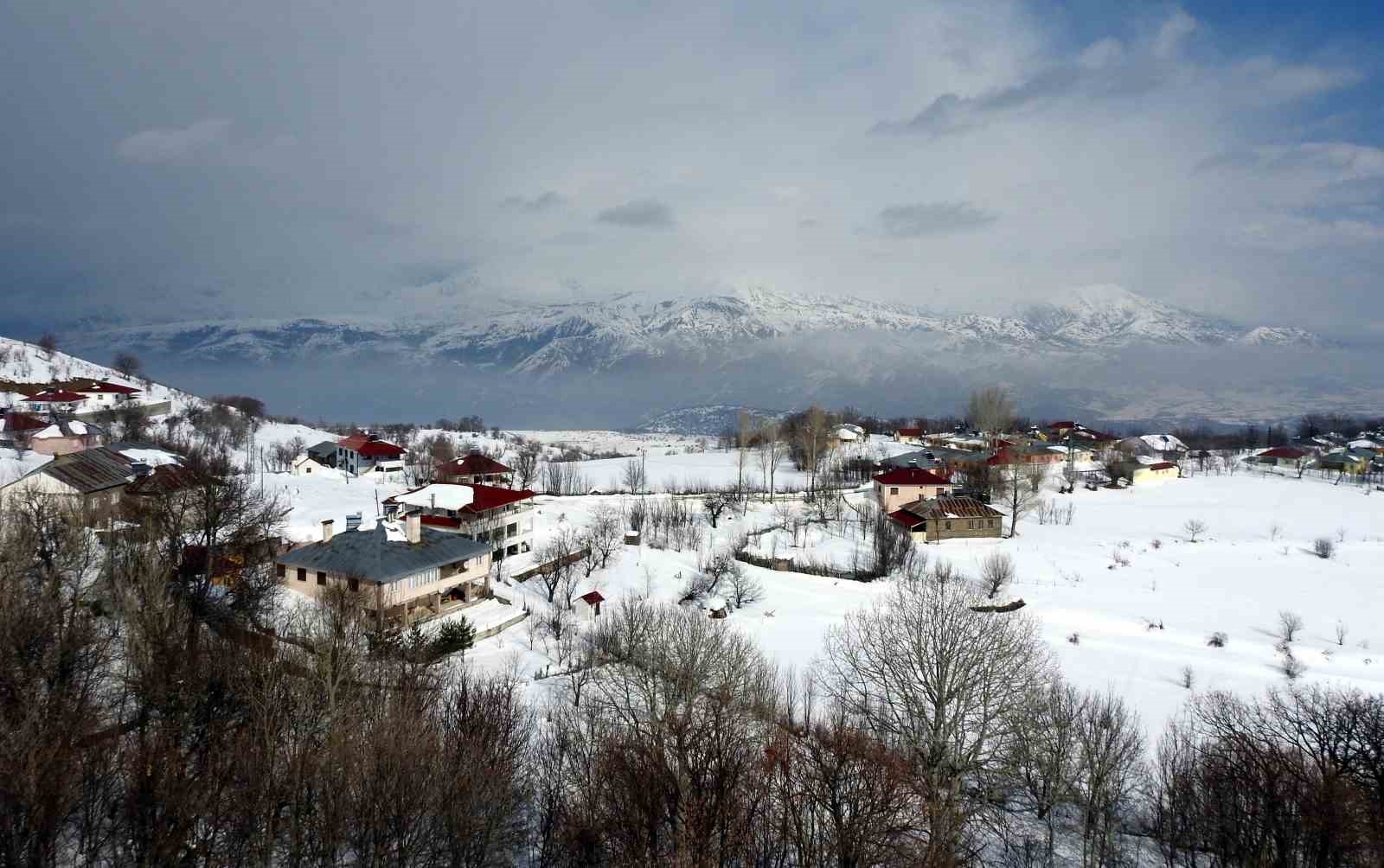 Bayburt’un yüksek kesimlerinde kar yağışı etkili oldu
