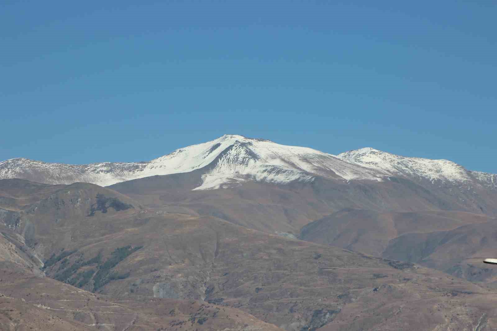 Erzincan&rsquo;ın y&uuml;ksek kesimleri karla kaplandı
