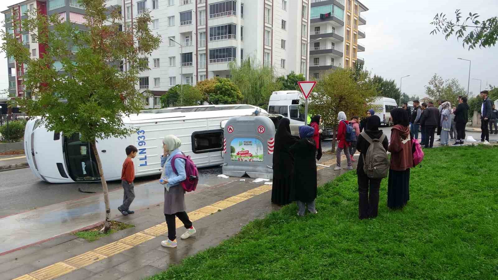 Malatya’da minibüsle çarpışan öğrenci servisi devrildi